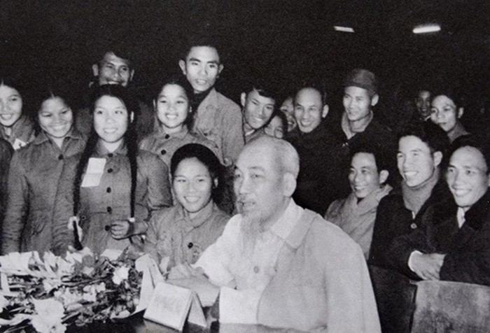 Bác Hồ với thanh niên xung phong